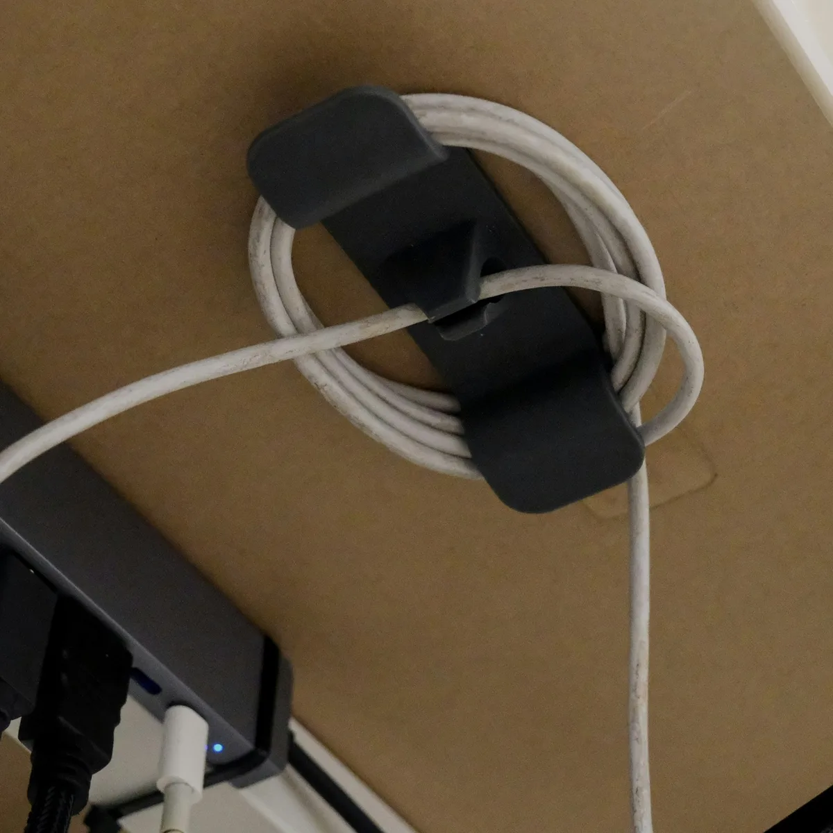 Support sous-bureau pour hub et chargeur — vue 1